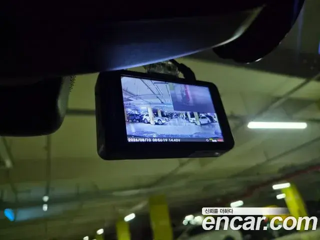 Porsche Macan EV 2025 — ფოტო 8/18
