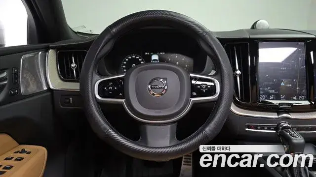 Volvo XC60 2020 — Фото 12/20