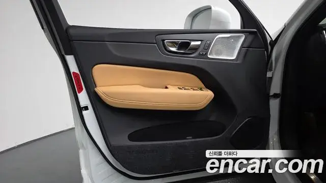 Volvo XC60 2020 — Photo 10/34