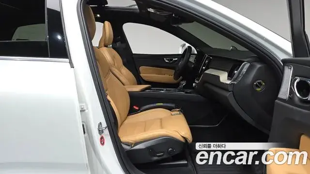 Volvo XC60 2020 — Photo 23/34