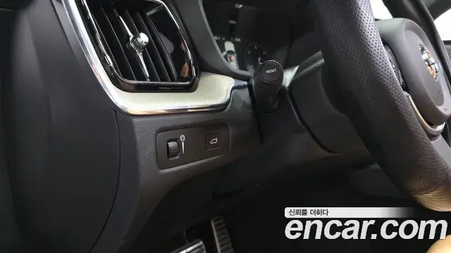 Volvo XC60 2020 — Photo 26/34