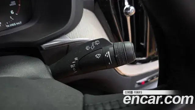 Volvo XC60 2020 — Photo 25/34