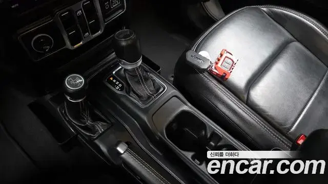 Jeep Wrangler 2021 — ფოტო 28/32