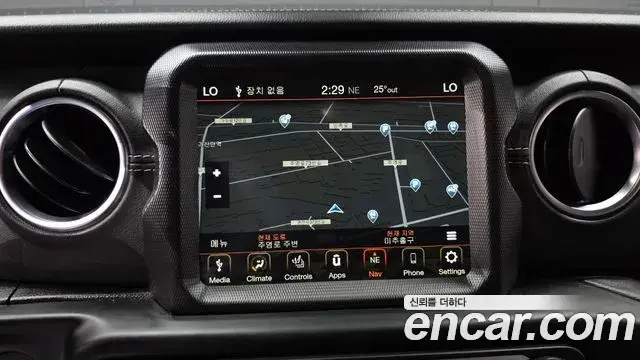 Jeep Wrangler 2021 — ფოტო 16/32
