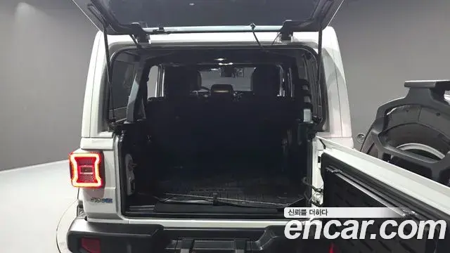 Jeep Wrangler 2021 — ფოტო 24/32
