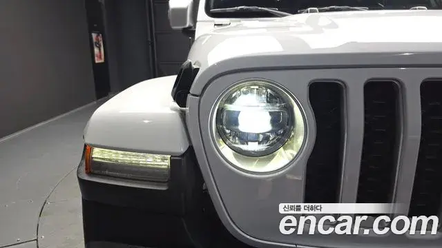 Jeep Wrangler 2021 — ფოტო 31/32