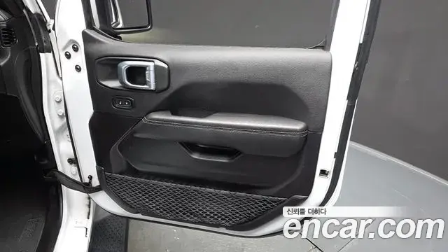 Jeep Wrangler 2021 — ფოტო 7/32