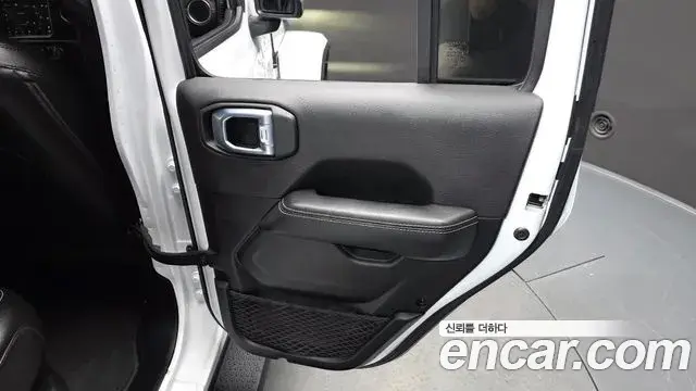 Jeep Wrangler 2021 — ფოტო 30/32