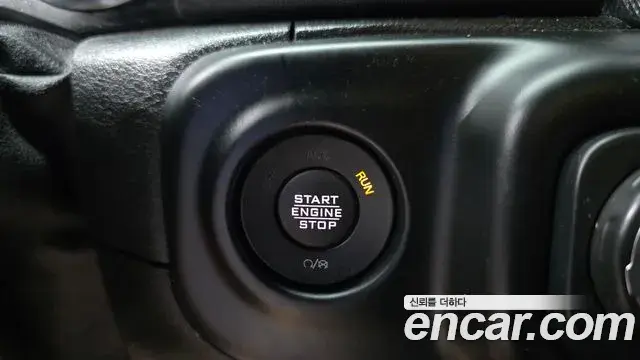 Jeep Wrangler 2021 — ფოტო 27/32