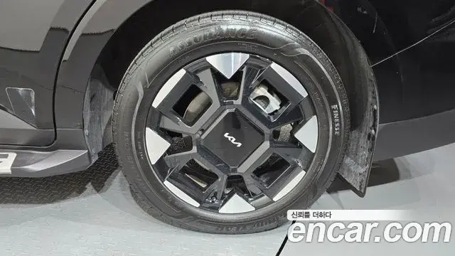 Kia Carnival 2023 — Şəkil 28/32