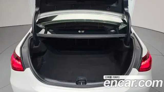 Mercedes-Benz C-Class 2025 — ფოტო 16/38