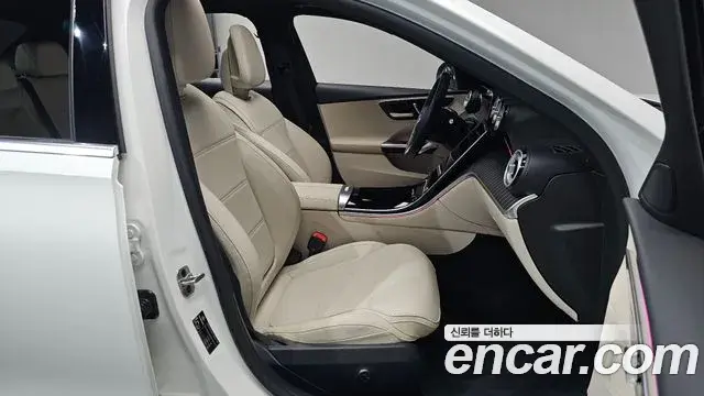 Mercedes-Benz C-Class 2025 — ფოტო 34/38