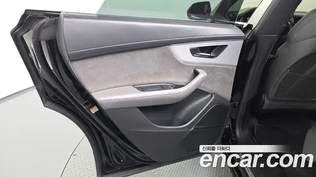 Audi Q8 2021 — ფოტო 18/35