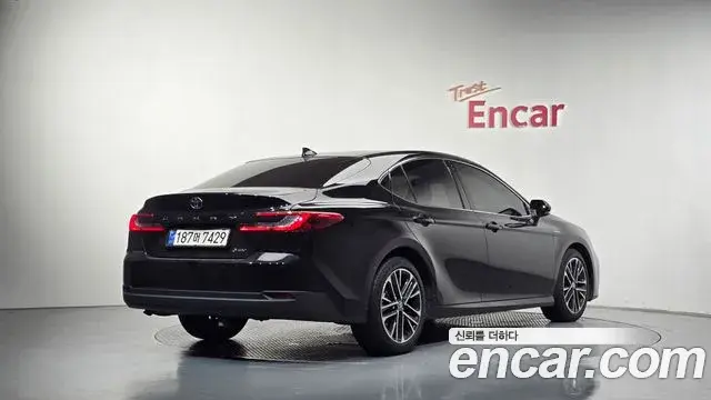 Toyota Camry 2025 — ფოტო 21/30