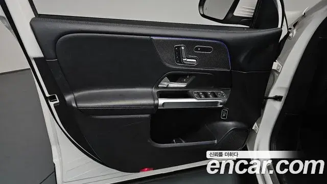 Mercedes-Benz GLB-Class 2021 — ფოტო 16/35