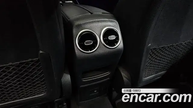 Mercedes-Benz GLB-Class 2021 — ფოტო 21/35