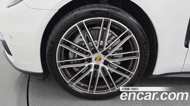 Porsche Panamera 2018 — Şəkil 19/36