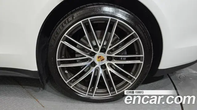 Porsche Panamera 2018 — Şəkil 27/36