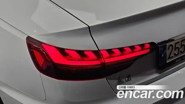 Audi A4 2022 — ფოტო 11/35