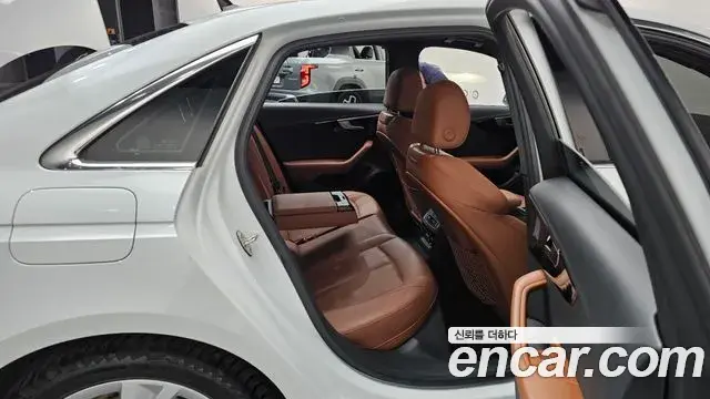Audi A4 2022 — ფოტო 31/35