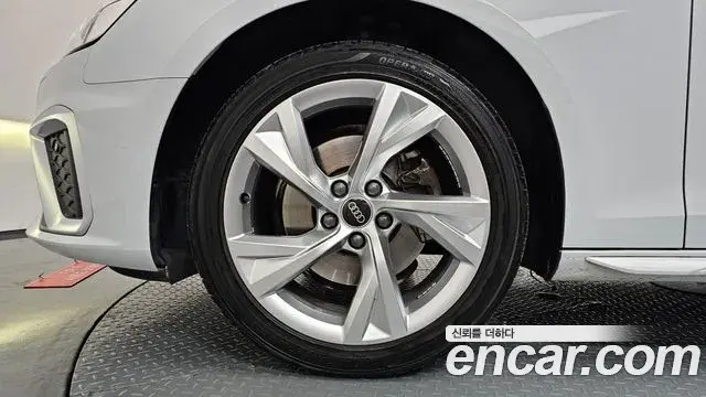 Audi A4 2022 — ფოტო 33/35