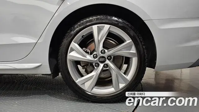 Audi A4 2022 — ფოტო 7/35
