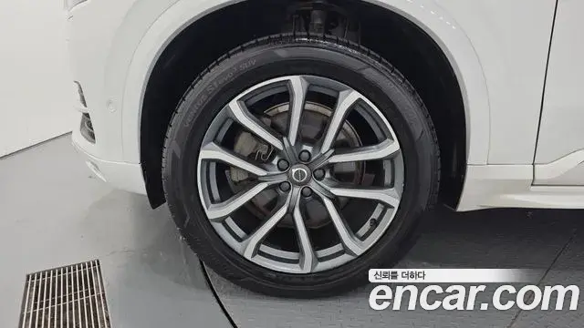 Volvo XC90 2018 — ფოტო 15/20