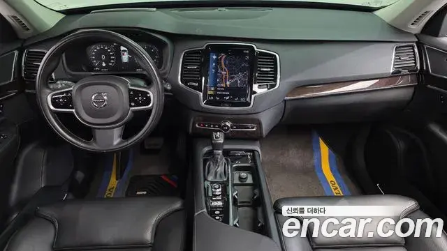 Volvo XC90 2018 — ფოტო 13/20