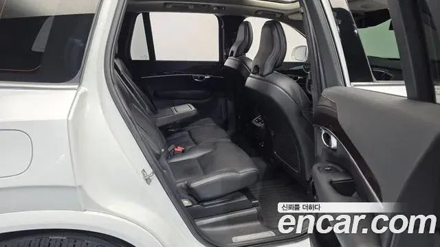 Volvo XC90 2018 — ფოტო 14/20