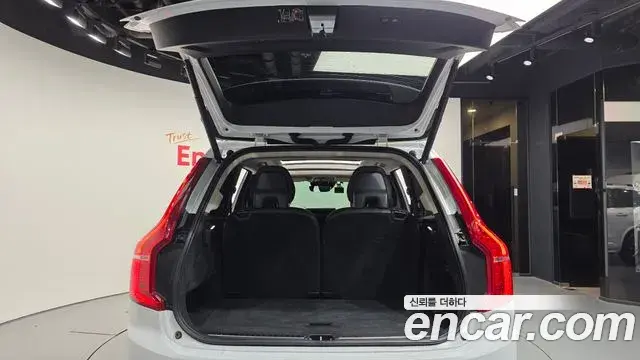 Volvo XC90 2018 — ფოტო 8/20