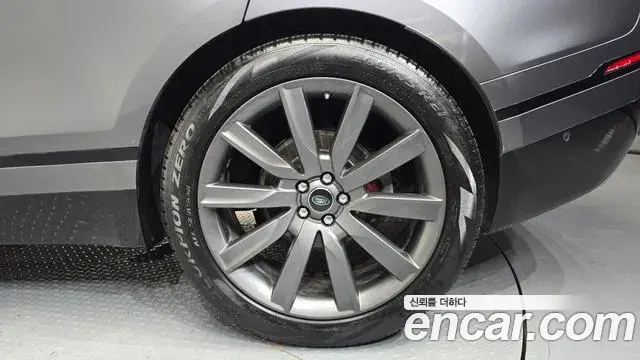Land Rover Range Rover Velar 2019 — Photo 6/36