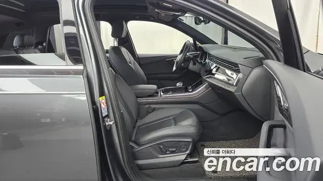 Audi Q7 2021 — Şəkil 16/32
