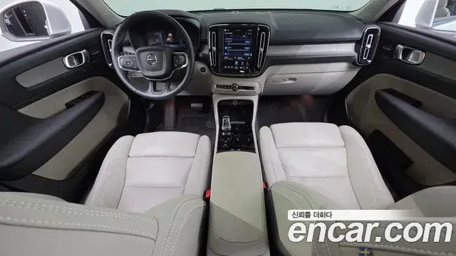 Volvo XC40 2024 — ფოტო 8/20