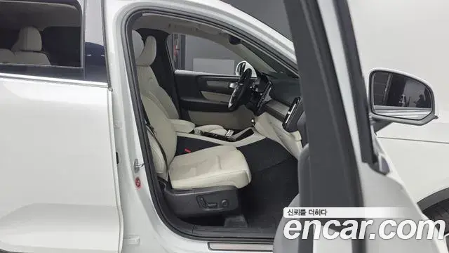 Volvo XC40 2024 — ფოტო 13/20