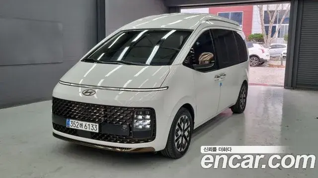 Hyundai Staria 2023 — ფოტო 1/17