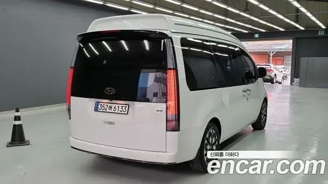 Hyundai Staria 2023 — ფოტო 6/17
