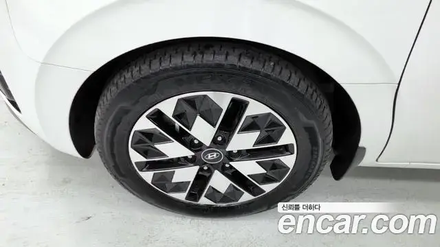 Hyundai Staria 2023 — ფოტო 13/17