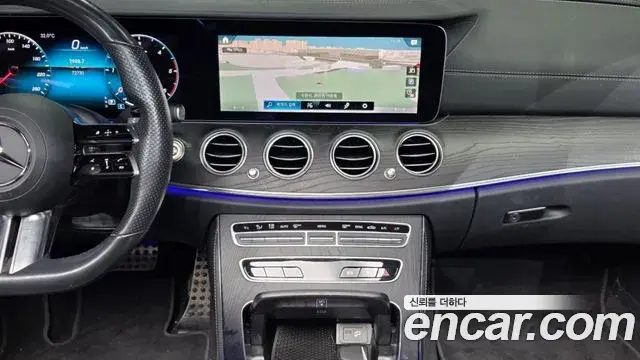 Mercedes-Benz E-Class 2021 — Photo 19/37