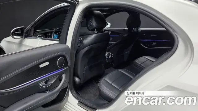 Mercedes-Benz E-Class 2021 — Photo 11/37