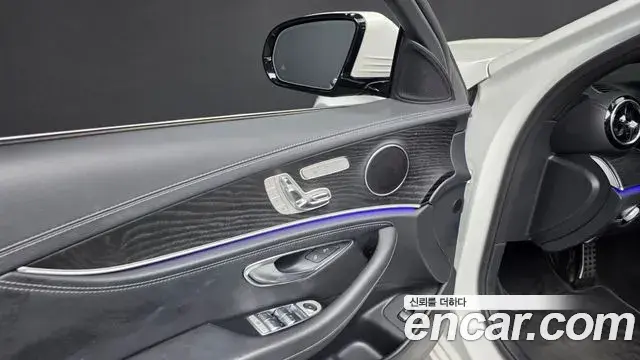 Mercedes-Benz E-Class 2021 — Photo 28/37