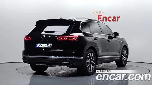 Volkswagen Touareg 2023 — Şəkil 18/20