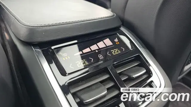 Volvo XC90 2020 — ფოტო 32/37