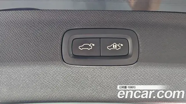 Volvo XC90 2020 — ფოტო 31/37