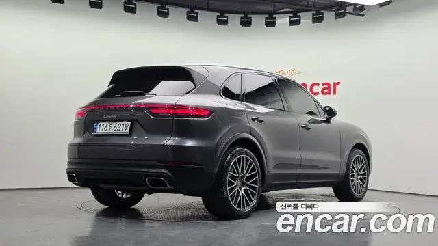 Porsche Cayenne 2021 — ფოტო 31/33