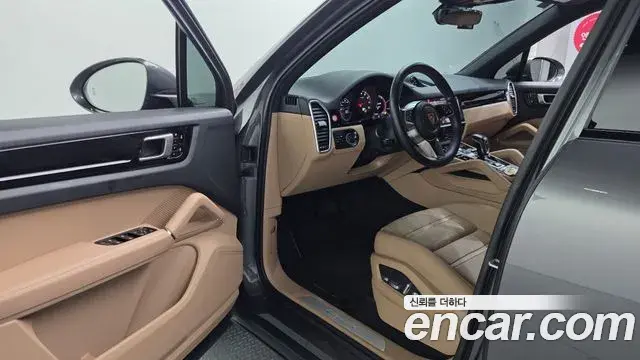 Porsche Cayenne 2021 — ფოტო 1/33