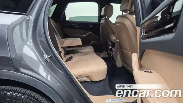 Porsche Cayenne 2021 — ფოტო 27/33