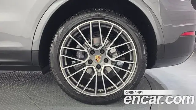 Porsche Cayenne 2021 — ფოტო 19/33