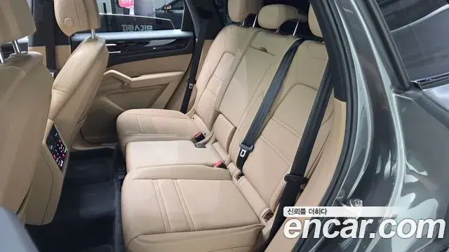 Porsche Cayenne 2021 — ფოტო 9/33