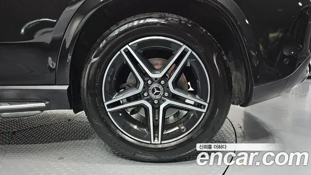 Mercedes-Benz GLE-Class 2019 — Photo 10/34