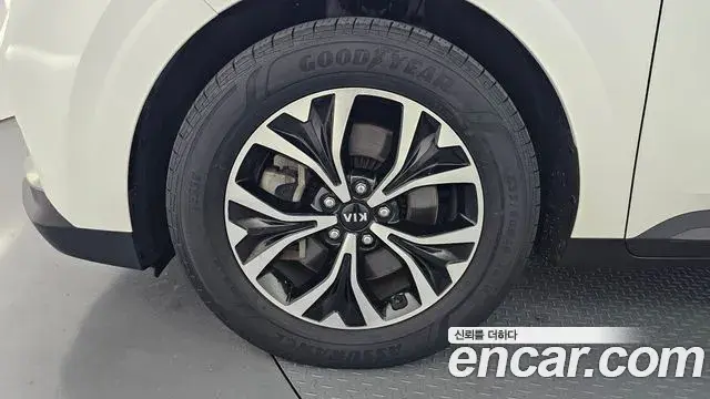 Kia Carnival 2021 — Фото 5/20